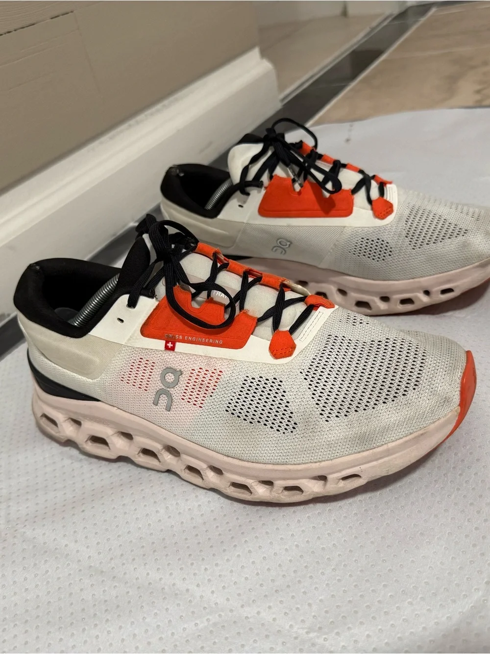 On Running silhouette cushioned lightweight